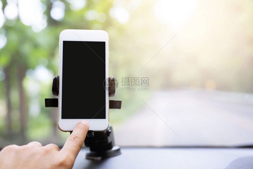 一个男人在车里用智能手机找到的互联网聪明瓜拉纳皮图片