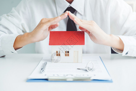 购买住房所有权的概念出售代理商保险业家庭护概念投资顾客图片