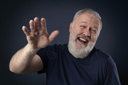 微笑长着灰胡子的老人用手掌笑乐趣喜悦图片