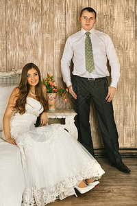 时尚迷人的新娘和郎在他们的卧室里美丽未婚夫图片