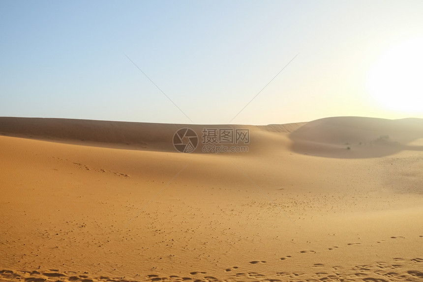 冒险摩洛哥撒哈拉沙漠Merzouga的蓝色天背景下ErgChebbi沙丘气候炎热夏天梅尔祖卡图片