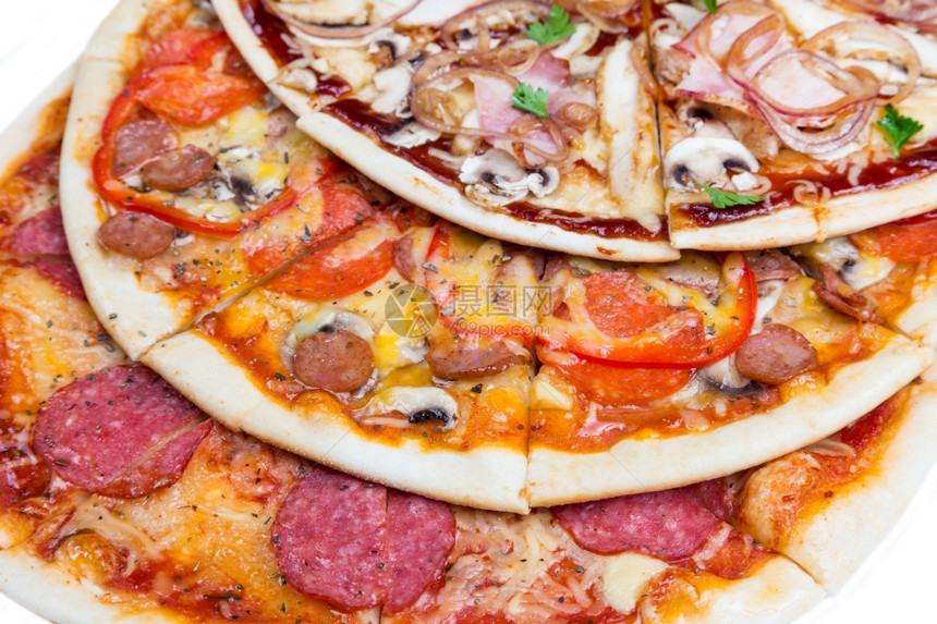意大利辣香肠在广告或网络设计宣传特别价格方面从顶端关闭三片不同的比萨饼组合以广告或网络设计特别价格的放图片