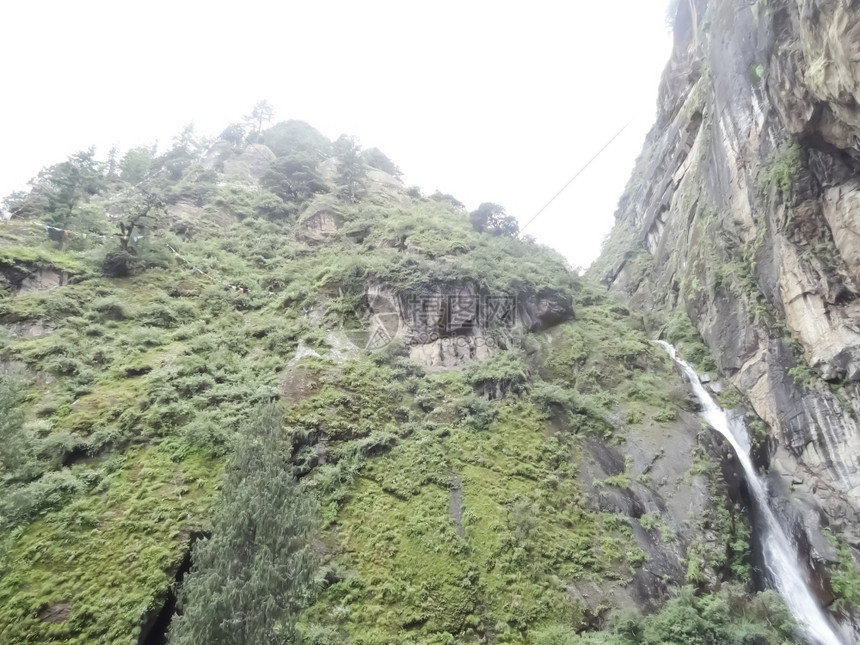 爬不丹的瀑布人仁波切图片