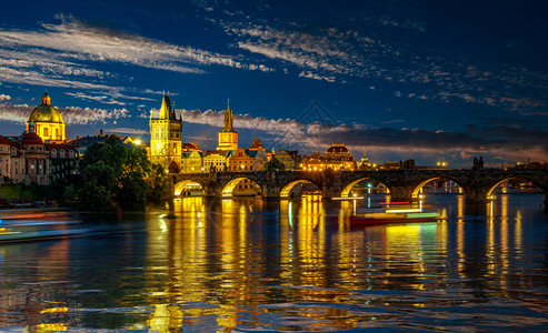 布拉格的伊诺贝尔化查斯大桥夜间夏尔晚城市卡尔卢夫图片