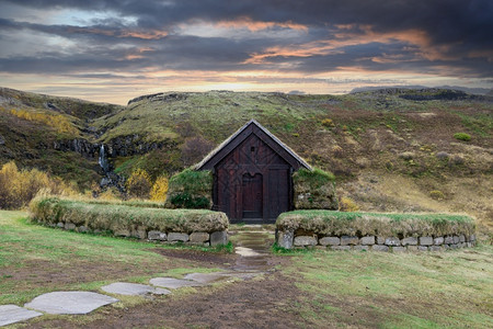 冰岛南部的一座小屋日落多彩木制的美丽高清图片