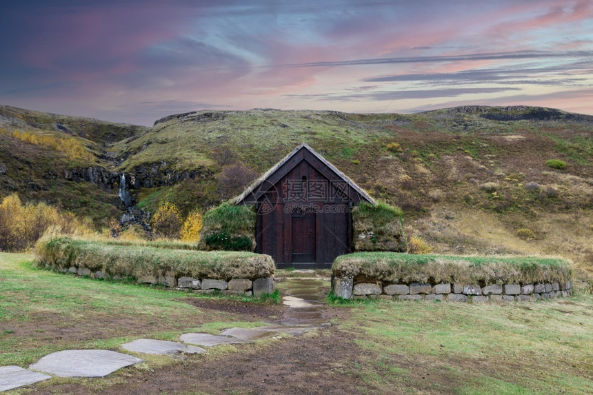 木制的美丽博物馆冰岛南部的一座小屋日落多彩图片