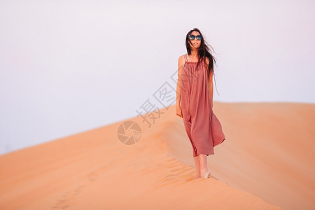 系统扎比沙漠中的年轻女孩阿拉伯联合酋长国沙漠丘中的女孩风景图片