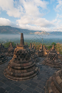 印度尼西亚中爪哇市阳光明媚的清晨博罗布杜尔寺庙打坐岩石著名的图片