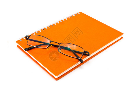 学习白背景上孤立的橙子笔记本和眼镜纸戒指图片
