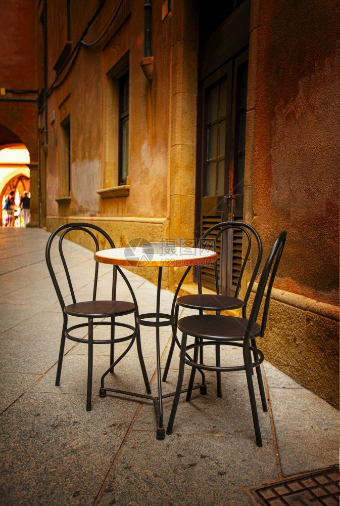吃街头户外咖啡厅的桌椅有选择焦点座位桌子图片