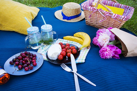 明亮的夏日野餐关于自然夏太阳幸福光明的夏日野餐皮克尼果汁水图片