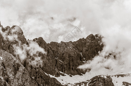 目的地云远足a显示Zugspitze的峰顶图片