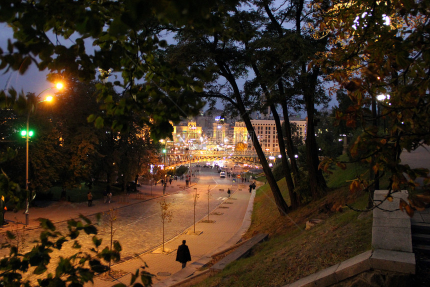 运输乌克兰灯笼点亮的夜晚街道基辅的街道城市的灯光夜间照亮的基辅街道全景夜晚的城市灯笼点亮的夜晚街道城市的灯光摩天大楼图片