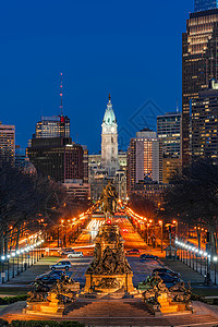 市椭圆形联合的乔治华盛顿雕像在费城市厅的奥德街乔治华盛顿雕像的场景美利坚合众国或黄昏时具有城市风景背历史和旅游文化概念背景图片