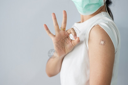 接受新冠疫苗的女性特写背景图片