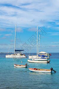 蓝色的垂直浮在博内尔海岸蓝水上的一组帆船假期图片