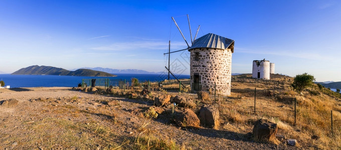 历史海岸旅行Bodrum土耳其热门旅游沿海城镇旧的双向风车图片