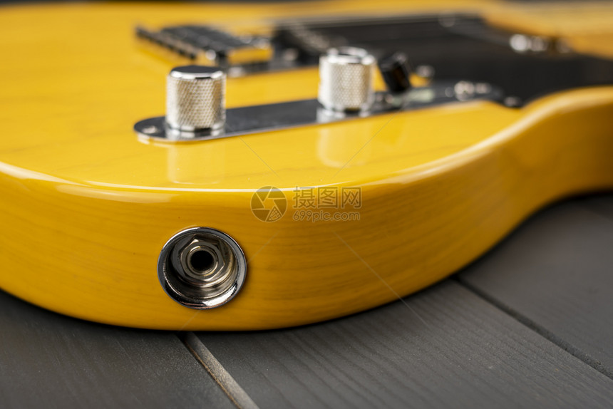 美国人音乐会杰克输入一个黄色的涂漆了经典美国电吉他配有铬金属元素的放大器图片