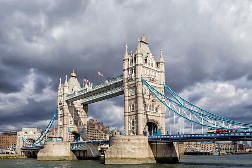 邻接建于186a94年的塔桥是伦敦一座跨越泰晤士河的混合管状和悬浮桥基本款关联图片