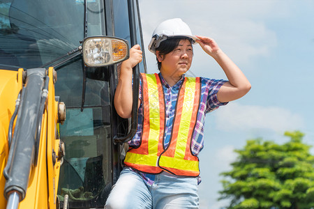 工作不平等亚洲女工程师正站在背影上看着建筑工地男女能力平等的概念是男人和女之间平等的能力概念一面AC54970第1段地点卡车女士背景