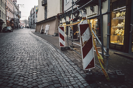 场景街道路维尔纽斯古典欧洲建筑街设计中的格朗吉但时尚和舒适的老城街图片