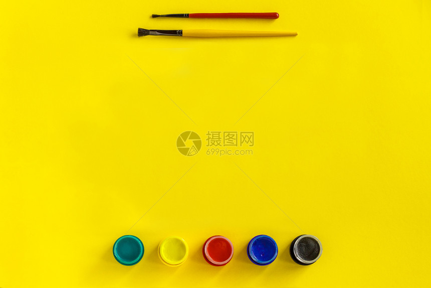 爱好白色的工具黄水彩纸上两张油漆笔刷和多色谷瓜或涂漆复制空间平面顶视图图片