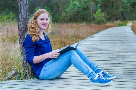 欧洲的远足少女阅读林木路的书写头发图片