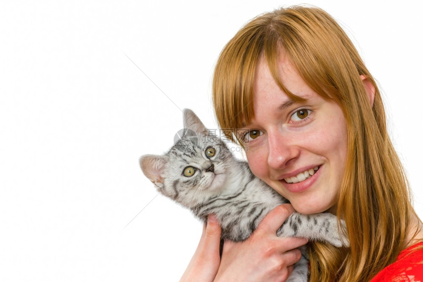 美丽的怀着白种背景被孤立的黑银小猫抱着年轻的欧洲红头发少女宠物图片