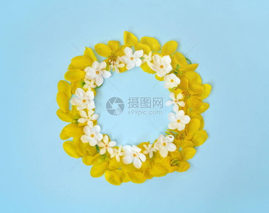 清蓝背景的黄色和白花朵制成的壁画由黄色和白花朵制成最佳开舒适图片
