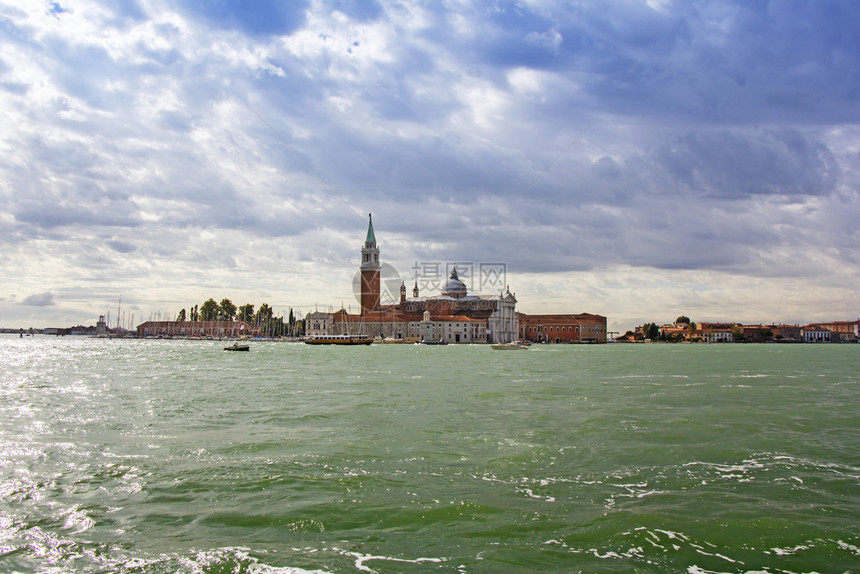 威尼斯美丽的建筑物贡多拉斯桥梁和运河的景象船夫臭鼬图片