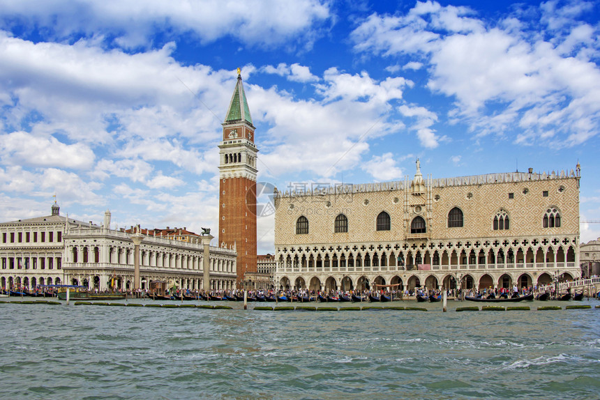 全景威尼斯人吸引力美丽的建筑物贡多拉斯桥梁和运河的景象图片