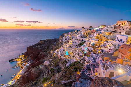 暮希腊圣托里尼岛Oia镇风景日落爱琴海村庄场景图片
