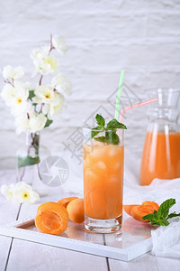 节日柔软的以杏汁和薄荷制成的清新鲜煮熟的非酒精鸡尾派对图片