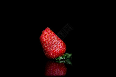 饮食黑底的新鲜草莓黑色背景反射镜像巨型新鲜草莓复制空间白色的成熟图片