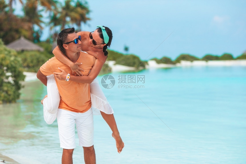 海边享受度假的夫妇图片
