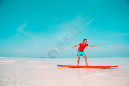 玩冲浪板的男人图片