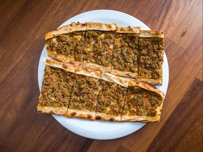 传统的美食餐厅白色板块上的土耳其传统牛肉片段图片