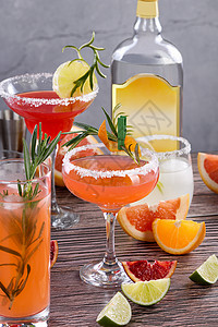 饮料杜松子酒含有葡萄果汁龙舌兰和迷迭香的粉色帕洛玛鸡尾酒新鲜图片