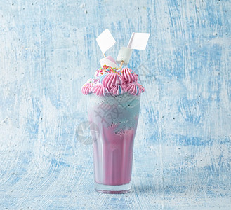 草莓蓝色和粉红奶昔配有蓝底的棉花糖奶油夏天图片