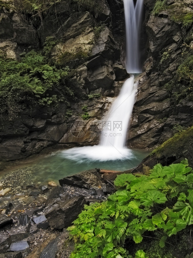 生活瀑布岩石上有落叶草地流水高的地球图片