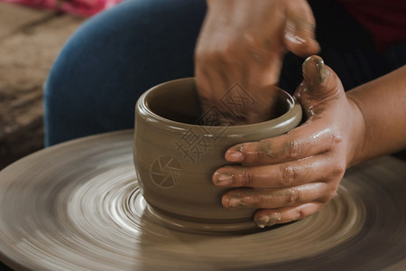 车轮艺术家一种手工制造陶器以集装箱图片