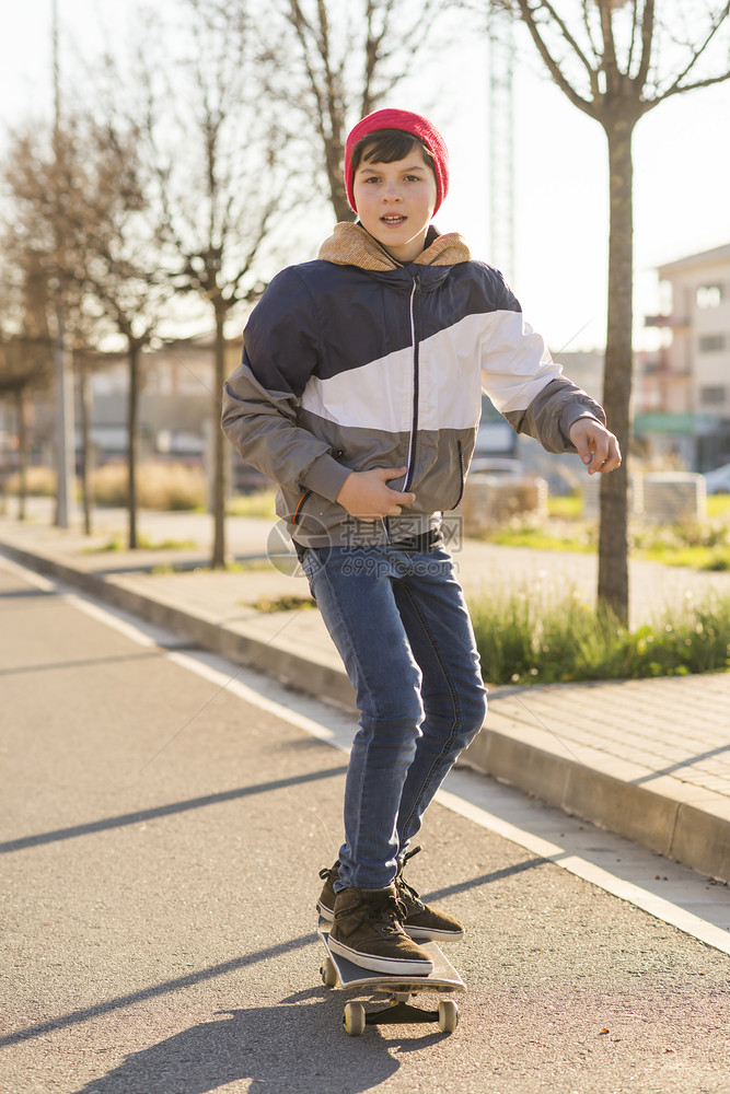 孩子牛仔裤男人玩滑板游戏的小孩运动员图片