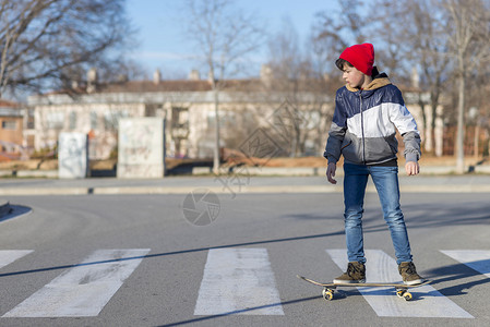 文化男青年玩滑板游戏的小孩运动员图片