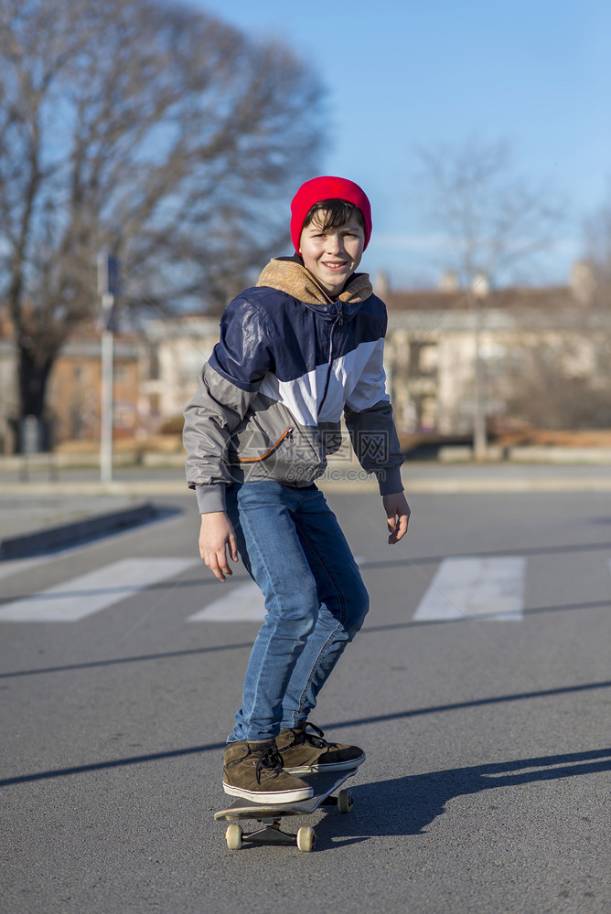 玩滑板游戏的小孩运动员男人一种户外图片