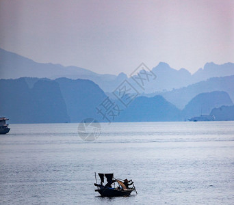 越南的哈隆湾教科文组织世界遗产地点UNESCO日落洞穴山图片