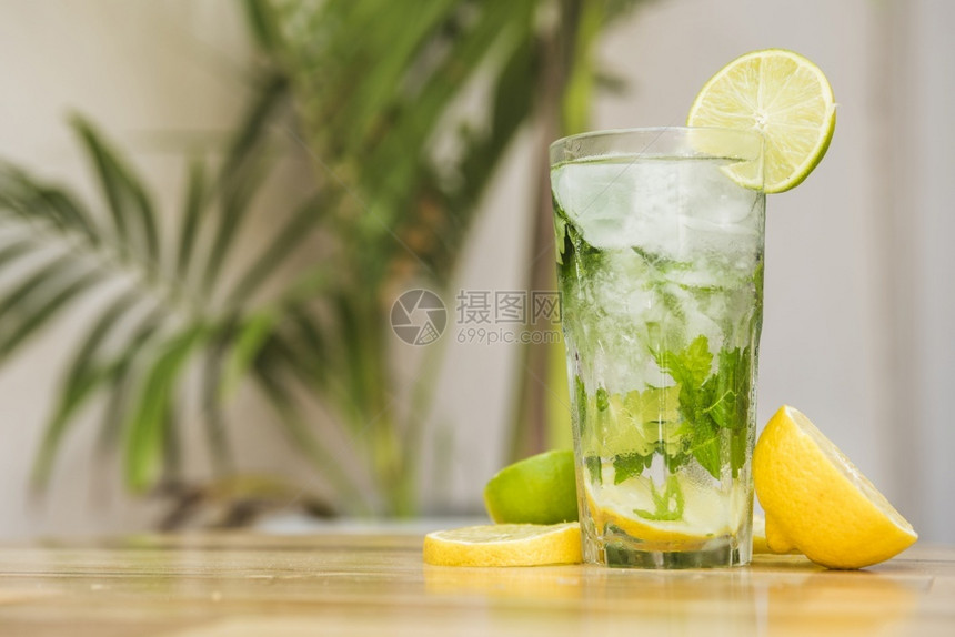 茶点柠檬新鲜用冰药板在玻璃饮料附近切除水果图片