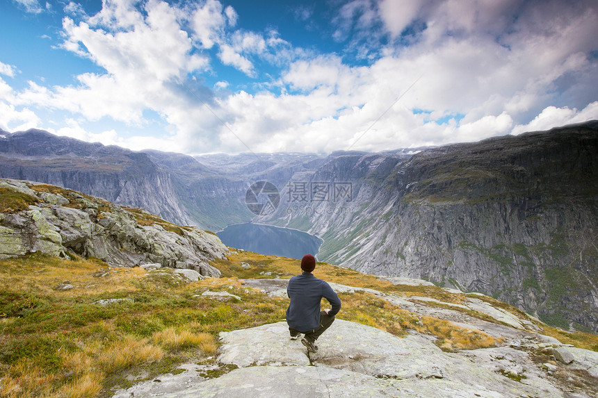 常设一对游客站在令人惊叹的景色美丽自然景观在挪威Trolltunga斯堪的纳维亚蓝天徒步旅行一对游客站在令人惊叹的景色美丽自然景图片