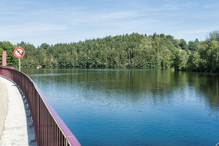 维尔弗兰奇苏尔梅浪漫的体积罗伯维尔湖是欧洲比利时马尔米迪市附近的人工湖水量为80立方米面积为062平方公里湖泊位于高芬斯公园华氏河大坝建于192背景