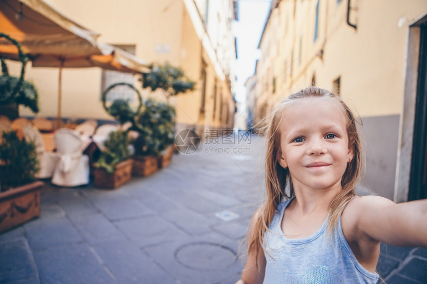 在户外街道上的小女孩图片