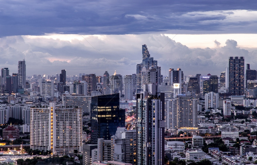 外部的城市泰国曼谷20年9月4日曼谷市中心区风景与夜里摩天大楼为该市提供现代风格首都图片